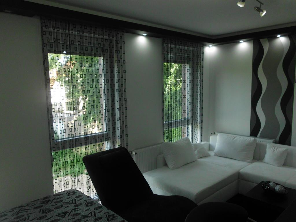 Feszek Apartman Ντέμπρετσεν Δωμάτιο φωτογραφία