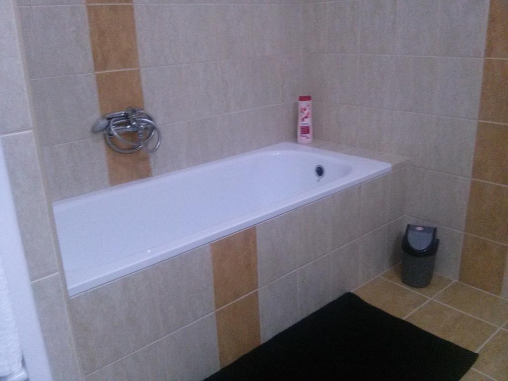 Feszek Apartman Ντέμπρετσεν Δωμάτιο φωτογραφία